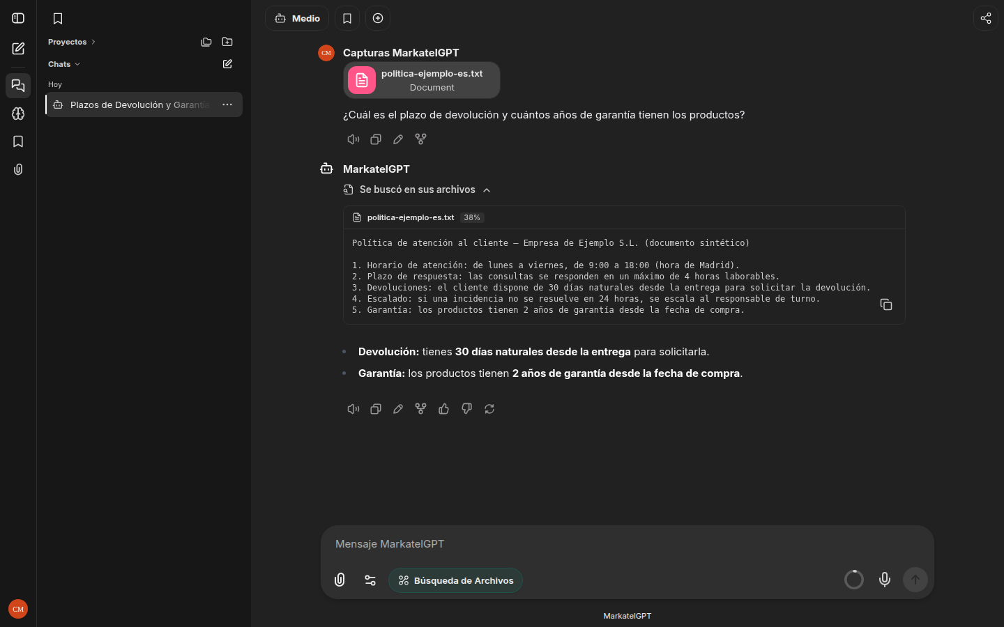 Captura real de Markatel GPT en tema oscuro, en español: en escritorio, a la izquierda la lista de conversaciones; en todos los tamaños, la pregunta sobre el plazo de devolución y la garantía de un documento sintético, la respuesta con el documento citado (30 días naturales y 2 años de garantía) y el campo de mensaje.